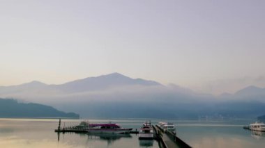 Sabah gölü ve dağ manzarası. Bulutlar ve sis değişiyor. Sabah, Güneş Ay Gölü 'nün dağ ve göl manzarası. Nantou, Tayvan