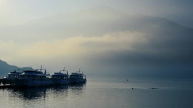 Sabah gölü ve dağ manzarası. Bulutlar ve sis değişiyor. Sabah, Güneş Ay Gölü 'nün dağ ve göl manzarası. Nantou, Tayvan