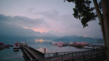 Sabah gölü ve dağ manzarası. Bulutlar ve sis değişiyor. Sabah, Güneş Ay Gölü 'nün dağ ve göl manzarası. Nantou, Tayvan