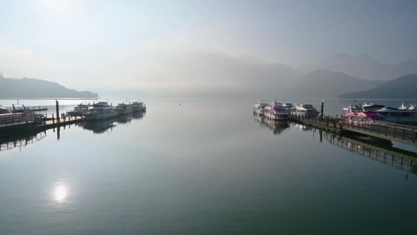 早朝の湖と山の景色を眺めることができます 雲と霧が変化している 朝のサンムーン湖の山と湖の景色 Nantou — ストック動画