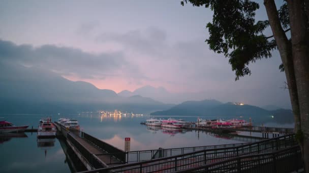 호수와 구름과 안개가 변하고 있습니다 아침에 호수의 Nantou — 비디오
