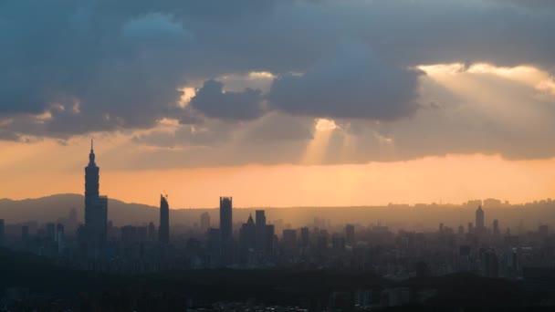 Gün Batımında Güneş Bulutların Arasından Doğar Taipei Şehrinde Parlar Şehir — Stok video