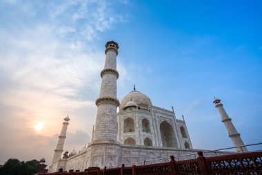 Tac Mahal 'in beyaz kubbelerinin ve gün batımında beyaz kulelerin yan görüntüsü. Tac Mahal, Hint Müslüman sanatının bir hazinesidir. UNESCO Dünya Mirası Alanı.