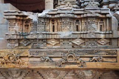 Baori 'nin bitişiğinde güzel yontulmuş Harshat Mata tapınağı vardır. Chand Baori, dünyanın en büyük merdivenlerinden biridir. Rajasthan, Hindistan.