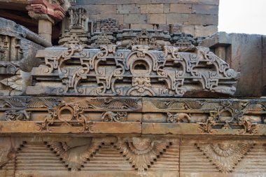 Baori 'nin bitişiğinde güzel yontulmuş Harshat Mata tapınağı vardır. Chand Baori, dünyanın en büyük merdivenlerinden biridir. Rajasthan, Hindistan.