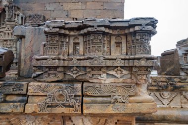 Baori 'nin bitişiğinde güzel yontulmuş Harshat Mata tapınağı vardır. Chand Baori, dünyanın en büyük merdivenlerinden biridir. Rajasthan, Hindistan.
