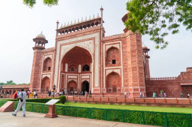 Agra şehri, Uttar Pradesh, Hindistan, 09 / 14 / 2023: Taj Mahal 'in doğu kapısı. Tac Mahal, Hint Müslüman sanatının bir hazinesidir. UNESCO Dünya Mirası Alanı.