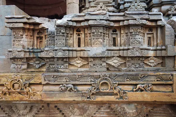 Baori 'nin bitişiğinde güzel yontulmuş Harshat Mata tapınağı vardır. Chand Baori, dünyanın en büyük merdivenlerinden biridir. Rajasthan, Hindistan.
