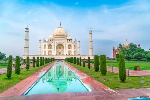 Agra şehri, Uttar Pradesh, Hindistan, 09 / 14 / 2023: Taj Mahal 'in doğu kapısı. Tac Mahal, Hint Müslüman sanatının bir hazinesidir. UNESCO Dünya Mirası Alanı.