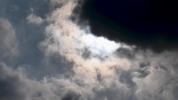 Güneş Bazen Hızlı Hareket Eden Bulutlar Tarafından Kaplandı Bazen Açığa — Stok video
