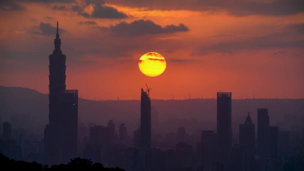 Zmierzchu Słońce Przebija Się Przez Chmury Świeci Taipei City Sylwetki — Wideo stockowe