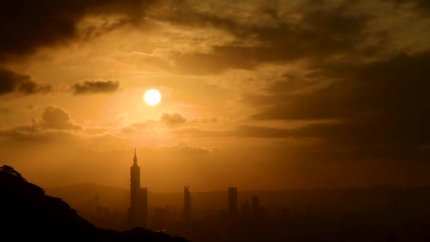 Soumraku Slunce Proniká Mraky Svítí Taipei City Siluety Městských Budov — Stock video