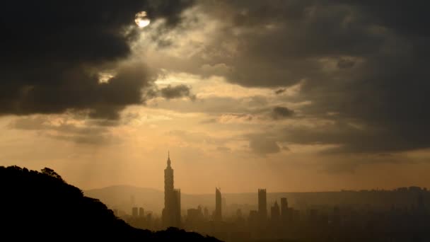 Soumraku Slunce Proniká Mraky Svítí Taipei City Siluety Městských Budov — Stock video