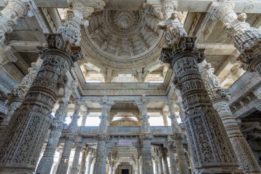 İç kısmı çarpıcı, tavanda ve sütunlarda eşsiz oymalar var. Ranakpur, Rajasthan, Hindistan 'daki Jain tapınağında mermer oyma..