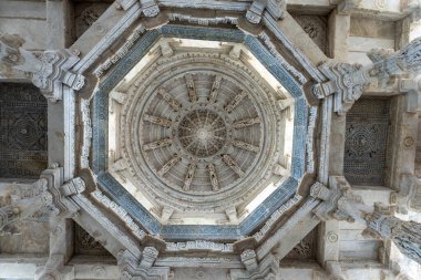 İç kısmı çarpıcı, tavanda ve sütunlarda eşsiz oymalar var. Ranakpur, Rajasthan, Hindistan 'daki Jain tapınağında mermer oyma..