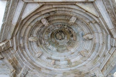 İç kısmı çarpıcı, tavanda ve sütunlarda eşsiz oymalar var. Ranakpur, Rajasthan, Hindistan 'daki Jain tapınağında mermer oyma..