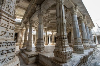 İç kısmı çarpıcı, tavanda ve sütunlarda eşsiz oymalar var. Ranakpur, Rajasthan, Hindistan 'daki Jain tapınağında mermer oyma..