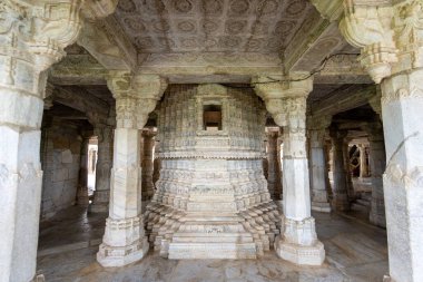 İç kısmı çarpıcı, tavanda ve sütunlarda eşsiz oymalar var. Ranakpur, Rajasthan, Hindistan 'daki Jain tapınağında mermer oyma..