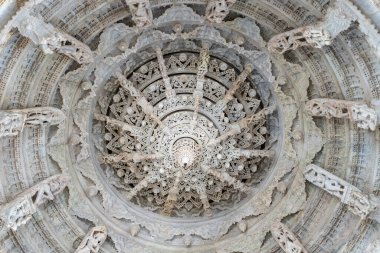 İç kısmı çarpıcı, tavanda ve sütunlarda eşsiz oymalar var. Ranakpur, Rajasthan, Hindistan 'daki Jain tapınağında mermer oyma..