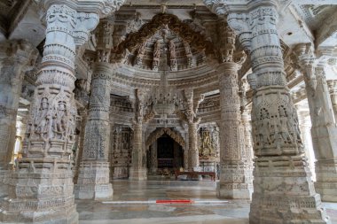 İç kısmı çarpıcı, tavanda ve sütunlarda eşsiz oymalar var. Ranakpur, Rajasthan, Hindistan 'daki Jain tapınağında mermer oyma..