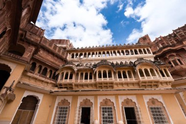 Tepenin üzerinde görkemli bir şekilde duran kırmızı ve sarı kaleye bakın. Mehrangarh Kalesi, Jodhpur, Rajasthan, Hindistan 'da. UNESCO Dünya Mirası Alanı.