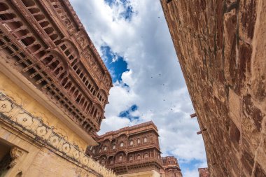 Tepenin üzerinde görkemli bir şekilde duran kırmızı ve sarı kaleye bakın. Mehrangarh Kalesi, Jodhpur, Rajasthan, Hindistan 'da. UNESCO Dünya Mirası Alanı.