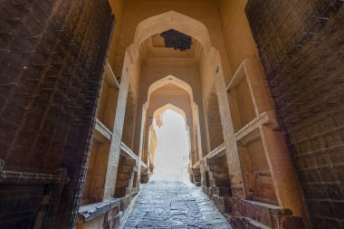 Şatonun giriş ve kapıları güneş ışığıyla aydınlatılıyor. Mehrangarh Kalesi, Jodhpur, Rajasthan, Hindistan 'da. UNESCO Dünya Mirası Alanı.