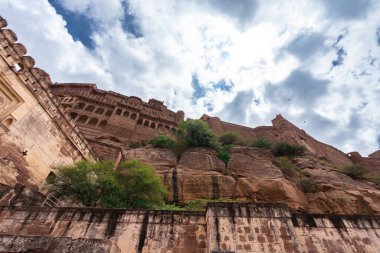 Tepenin üzerinde görkemli bir şekilde duran kırmızı ve sarı kaleye bakın. Mehrangarh Kalesi, Jodhpur, Rajasthan, Hindistan 'da. UNESCO Dünya Mirası Alanı.