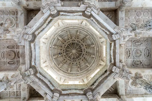 İç kısmı çarpıcı, tavanda ve sütunlarda eşsiz oymalar var. Ranakpur, Rajasthan, Hindistan 'daki Jain tapınağında mermer oyma..