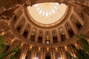 Otel görkemli ve süslü bir ana kubbeyle süslenmiş. Taj Umaid Bhawan Sarayı, Jaisalmer, Rajasthan, Hindistan.