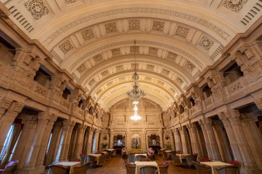 Otelin içi lüks bir şekilde dekore edilmiştir. Taj Umaid Bhawan Sarayı, Jaisalmer, Rajasthan, Hindistan.