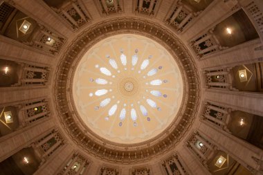 Otel görkemli ve süslü bir ana kubbeyle süslenmiş. Taj Umaid Bhawan Sarayı, Jaisalmer, Rajasthan, Hindistan.