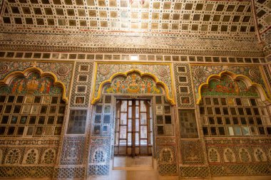 Jodhpur, Rajasthan, Hindistan, 20 Eylül 2023: Mehrangarh kalesi bir UNESCO Dünya Mirası alanıdır. Kraliyet yatak odasının adı Seesh Mahal.).