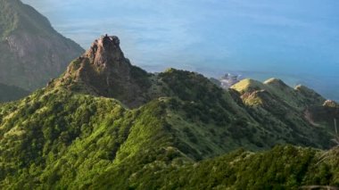 Köye tepeden bakan tepenin üzerinde duruyor ve uzaktaki denize bakıyor. Sonbahar, Ruifang, New Taipei 'de Banping Dağı' na tırmanmak için iyi bir zamandır..