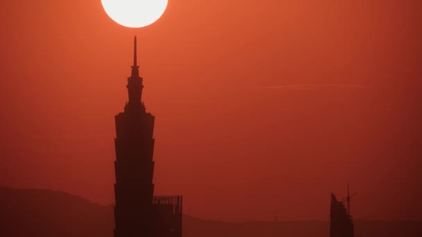 日没時の移動する太陽と都市タワーのランドマークの組み合わせのビュー 都市の暖かさ 午後の日光と秋のオレンジシティシルエット — ストック動画