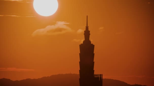 Kombinovaný Pohled Pohybující Slunce Památky Městských Věží Při Západu Slunce — Stock video