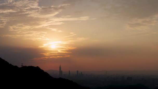 Večerní Slunce Pohybující Mraky Obloze Vytvářejí Živou Scénu Podzimní Odpolední — Stock video