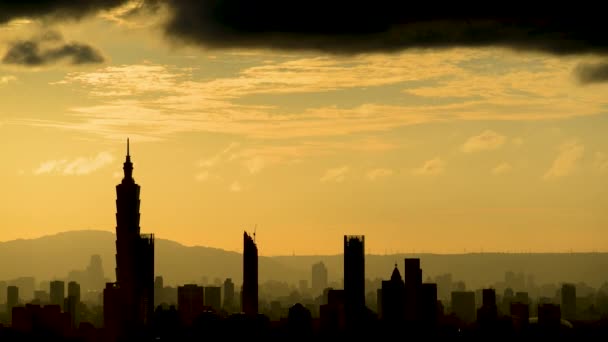 日没時の移動する太陽と都市タワーのランドマークの組み合わせのビュー 都市の暖かさ 午後の日光と秋のオレンジシティシルエット — ストック動画