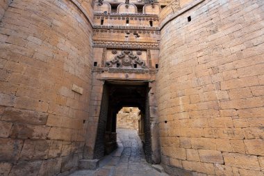 Kale sarı kumtaşından yapılmıştır. Sokaklar eski ve tarihi. Jaisalmer Kalesi (Sonar Quila veya Golden Fort) Hindistan 'ın Rajasthan kentinde yer almaktadır..