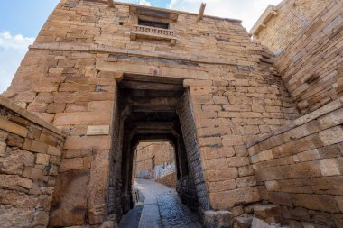 Kale sarı kumtaşından yapılmıştır. Sokaklar eski ve tarihi. Jaisalmer Kalesi (Sonar Quila veya Golden Fort) Hindistan 'ın Rajasthan kentinde yer almaktadır..