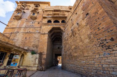 Kale sarı kumtaşından yapılmıştır. Sokaklar eski ve tarihi. Jaisalmer Kalesi (Sonar Quila veya Golden Fort) Hindistan 'ın Rajasthan kentinde yer almaktadır..