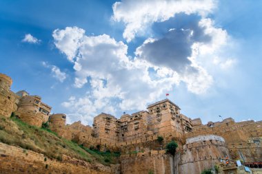 Kale sarı kumtaşından yapılmıştır. Sokaklar eski ve tarihi. Jaisalmer Kalesi (Sonar Quila veya Golden Fort) Hindistan 'ın Rajasthan kentinde yer almaktadır..