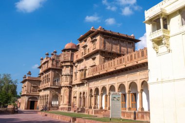 Mavi gökyüzü ve beyaz bulutlar, kalenin dış görünüşü. Junagarh Kalesi Bikaner, Rajasthan, Hindistan 'da bulunmaktadır.