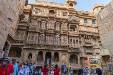 Jaisalmer, Rajasthan, Hindistan. 21 Eylül 2023: Jaisalmer Kalesi veya Sonar Quila. Güzel Patwon Ki Haveli sarayı altın kireçtaşından yapılmıştır..