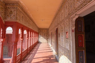 Bikaner, Rajasthan, Hindistan. 22 Eylül 2023 Junagarh Kalesi manzarası. Zengince oyulmuş ve dekore edilmiş manastırlar..