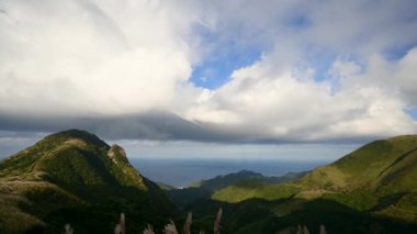 Keelung Dağı 'na tırman ve hareket eden beyaz bulutlara ve denize hayran ol. Tayvan 'ın doğal manzarası ve temiz havasının tadını çıkarmak için kışın yürüyüş ve tırmanma..