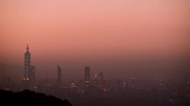 Fantezi turuncu gökyüzü. Taipei şehrinin hareketli ve hareketli gece sahnesi. İklim değişikliğinin çevre üzerindeki etkisi.