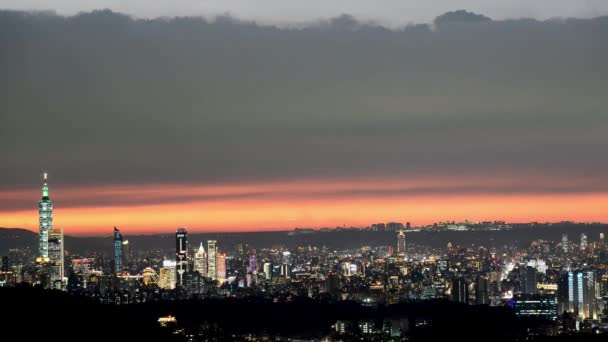 Ikonikus Taipei 101 Torony Derűs Naplemente Árnyalataiban Tajpej Látképét Emeli — Stock videók