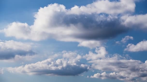Спокойная Сцена Пушистых Белых Облаков Разбросанных Глубокому Голубому Небу Вызывающая — стоковое видео