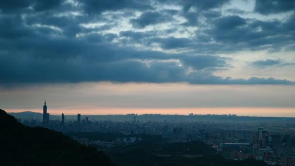 Een Boeiend Uitzicht Het Silhouet Van Een Stad Tegen Een — Stockvideo